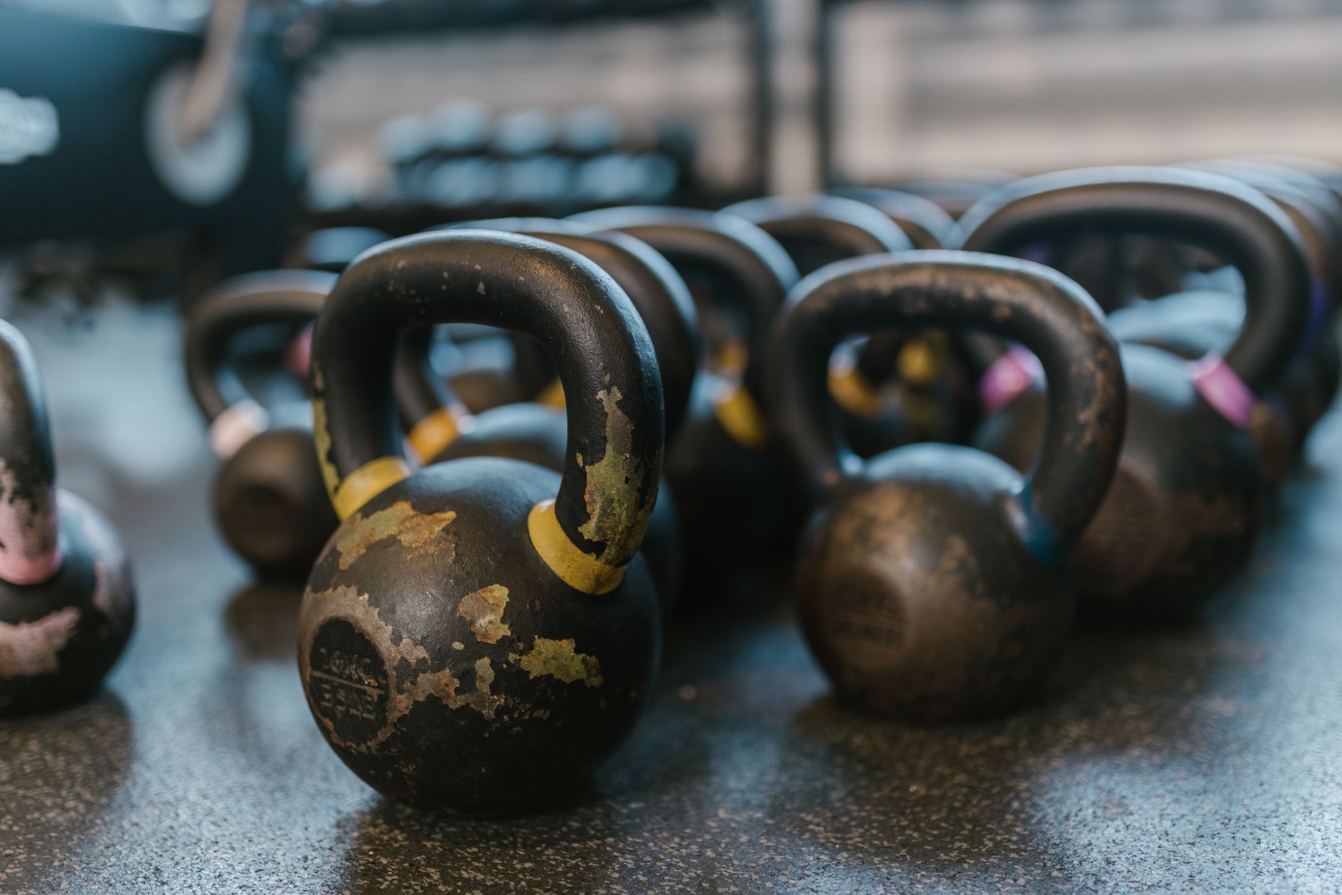 Accessoires pour s'entraîner en ville : bandes et kettlebell